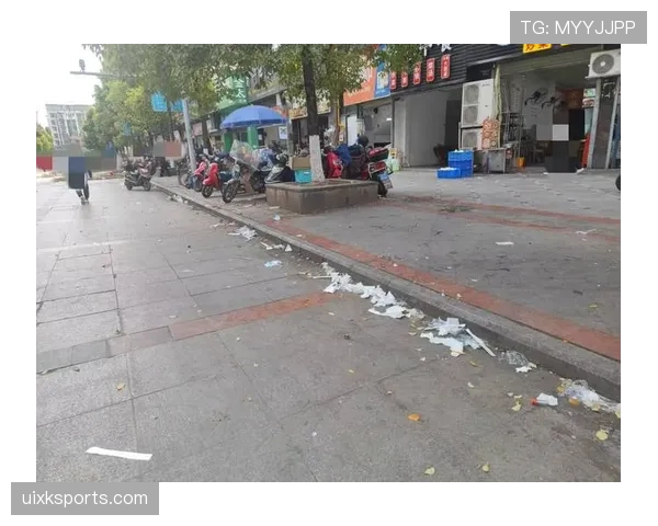 张家齐在菜市场挑菜,手腕上那块表和手里塑料袋的反差把我看懵了 张家齐在菜市场挑菜,手腕上那块表和手里塑料袋的反差把我看懵了